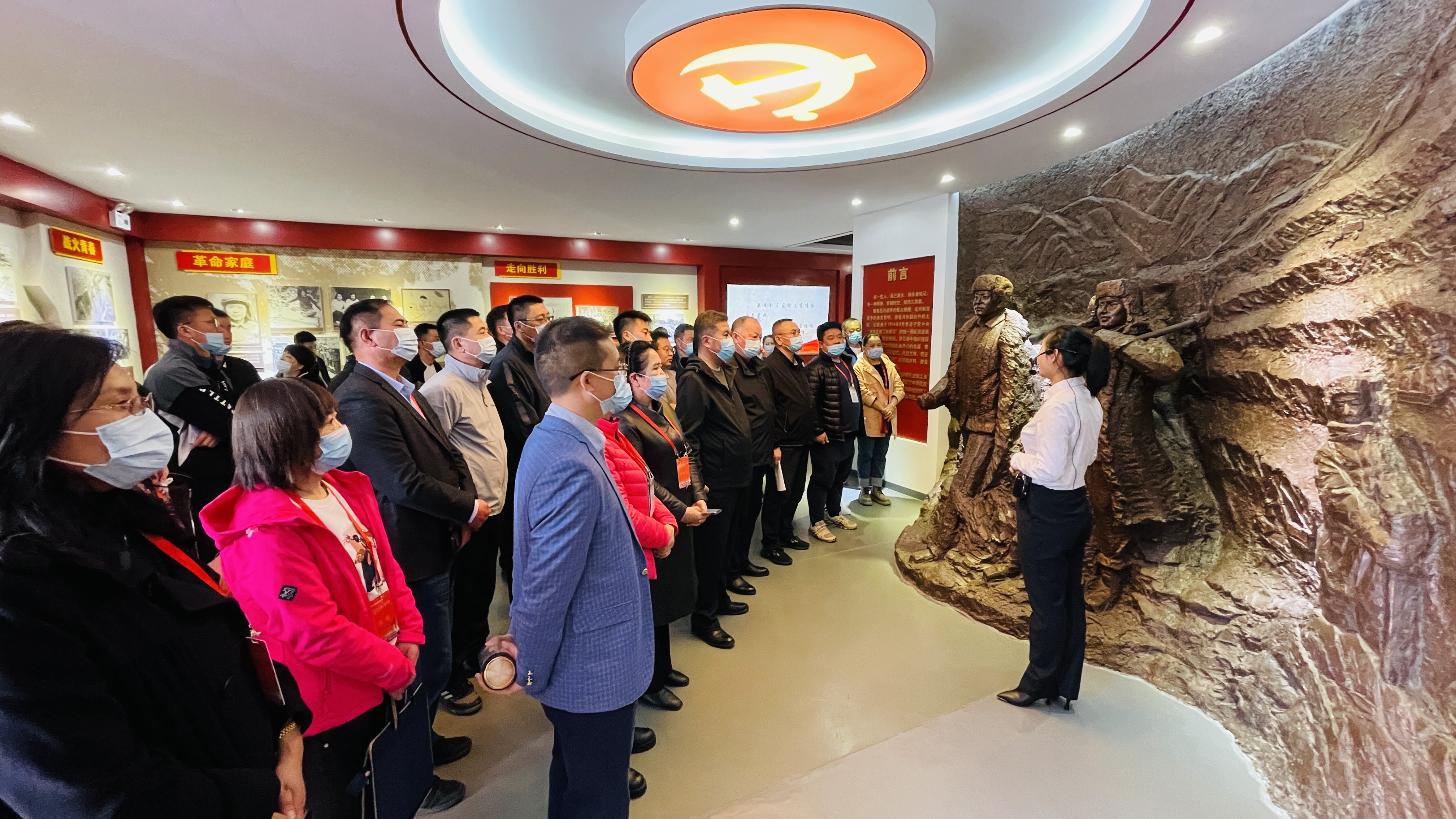 线下-培训中带领学员学习安桂槐先进事迹.jpg