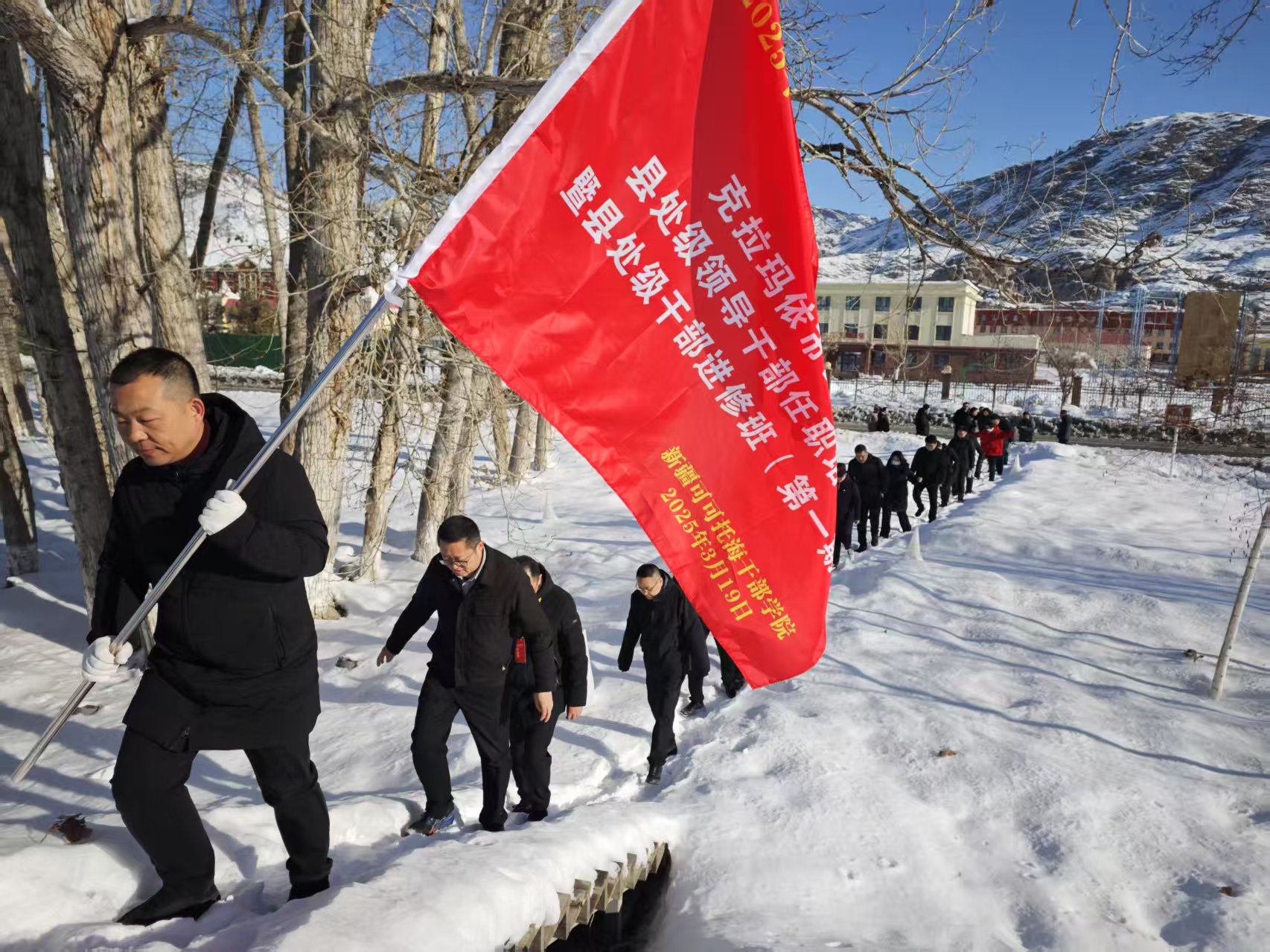 全体学员徒步前往可可托海三号矿脉教学基地.jpg 全体学员徒步前往可可托海三号矿脉教学基地.jpg
